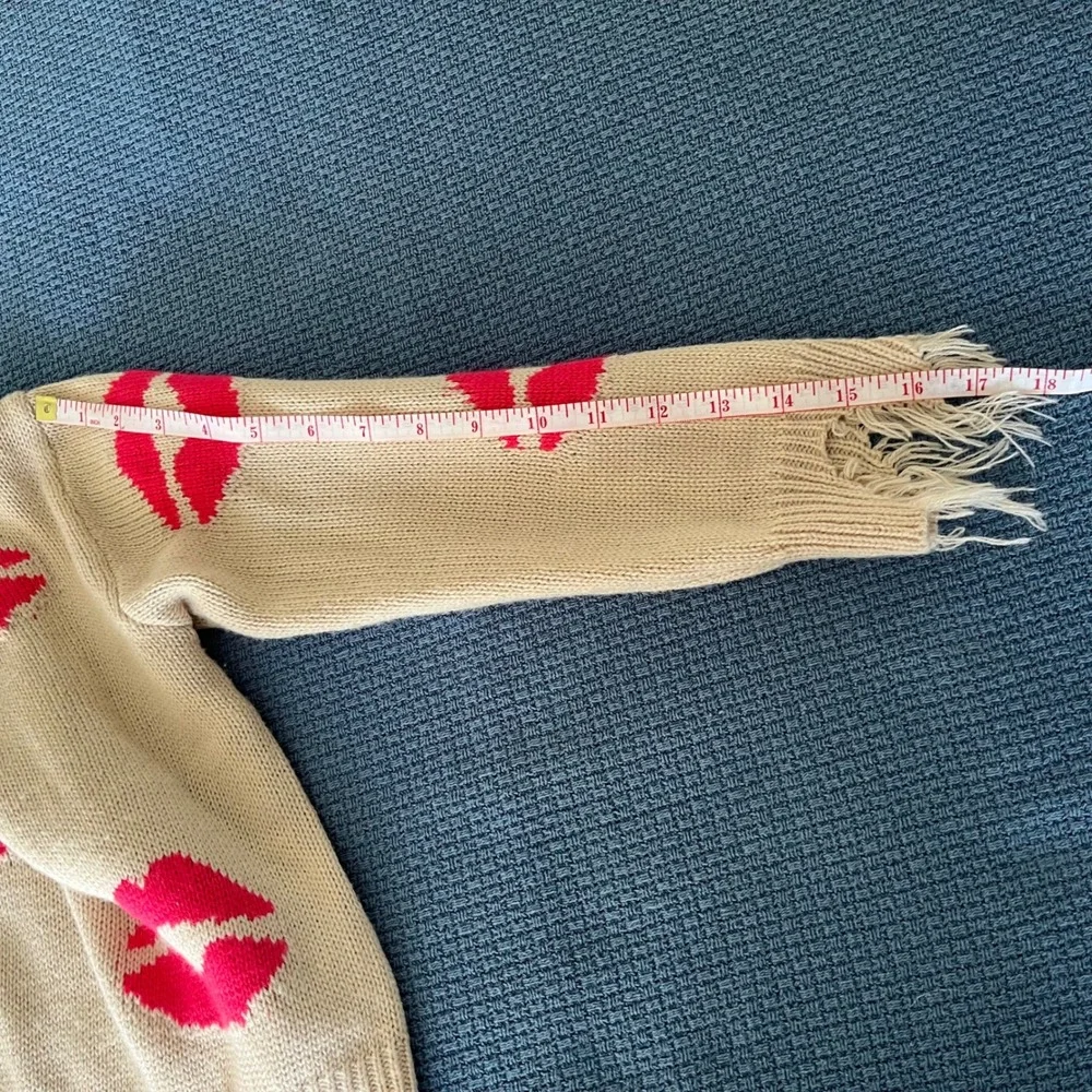Just Polly Kiss Sweater Top Women's Medium Knit Lips Print Beige‎